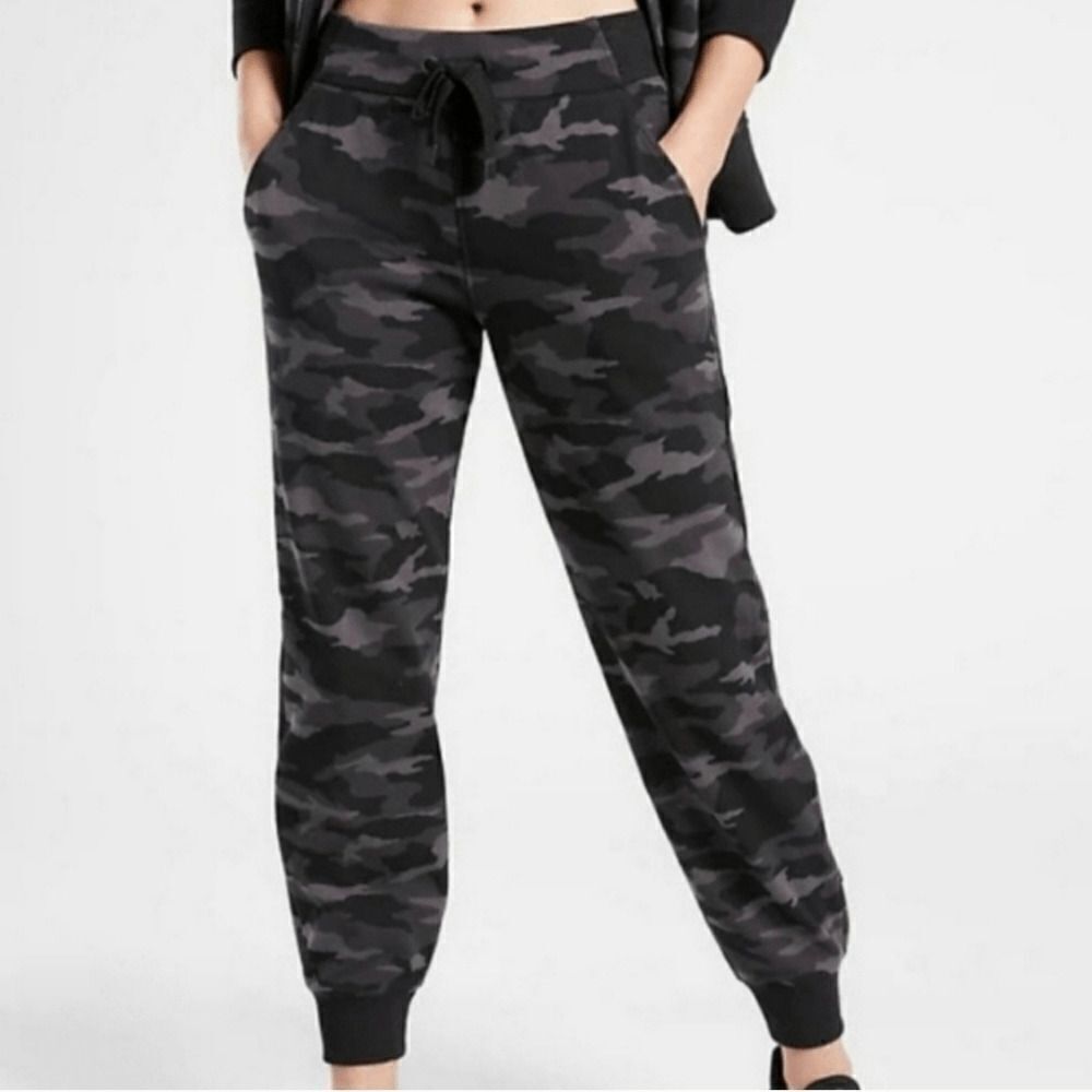 Athleta Triumph camo joggers, Med Tall